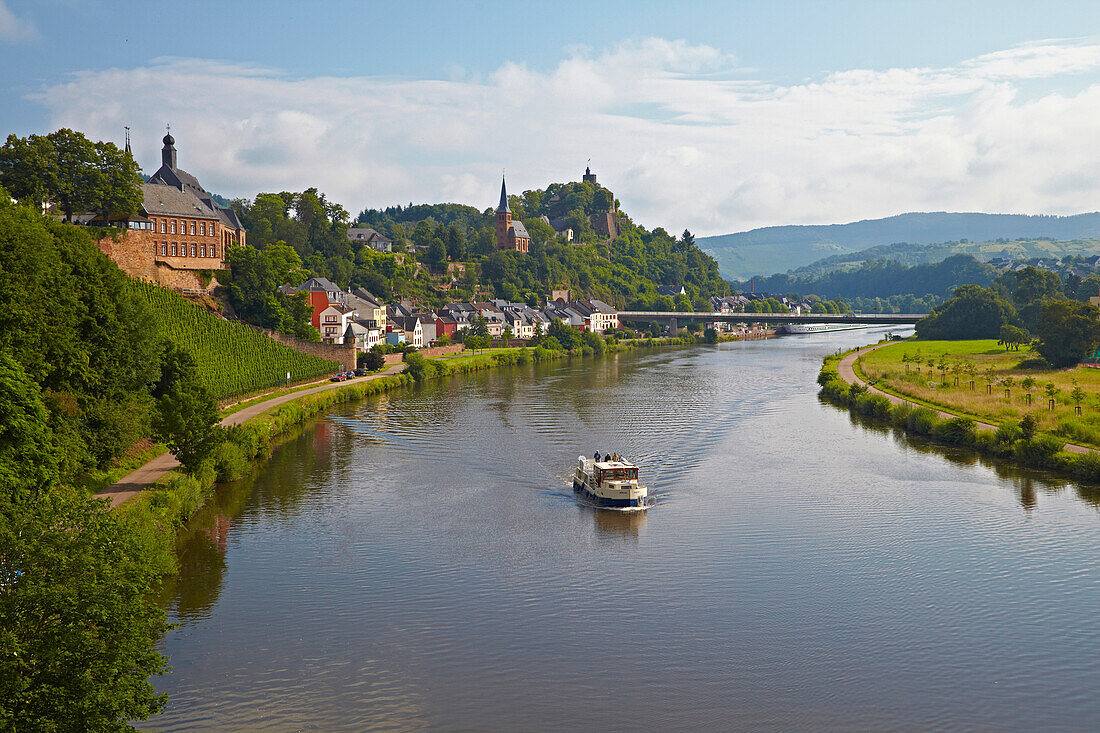 Blick auf Saarburg mit Saar und Hausboot, Rheinland-Pfalz, Deutschland, Europa