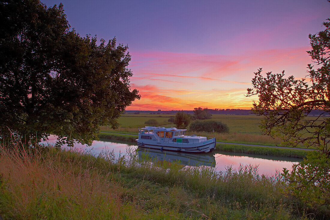 Houseboat on the Canal des Houilleres de la Sarre near Harskirchen, Sunrise, Bas Rhin, Region Alsace Lorraine, France, Europe