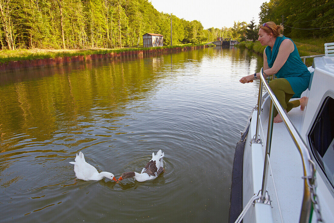 Hausboot auf dem Saarkanal bei Schleuse 7, Abendstimmung, Canal des Houilleres de la Sarre, Moselle, Region Alsace Lorraine, Elsass Lothringen, Frankreich, Europa