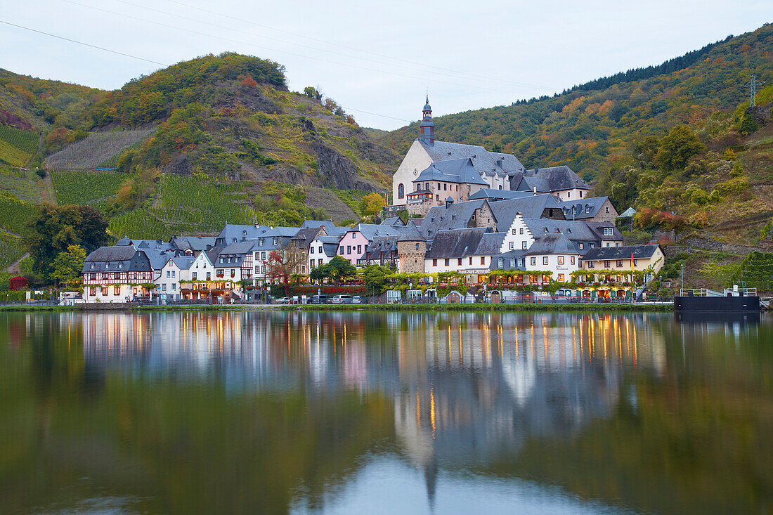 Blick auf Beilstein an der Mosel, Abend, Rheinland-Pfalz, Deutschland, Europa