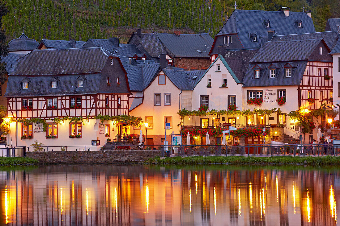 Blick auf Beilstein an der Mosel, Altes Zollhaus, Abendlicht, Rheinland-Pfalz, Deutschland, Europa