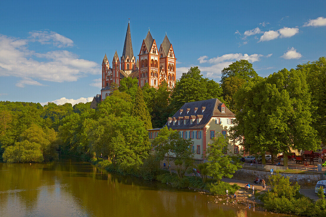 View from the Alte Lahnbruecke bridge across the river Lahn atowards Limburg Cathedral, St. Georgs Cathedral, Limburg, Westerwald, Hesse, Germany, Europe