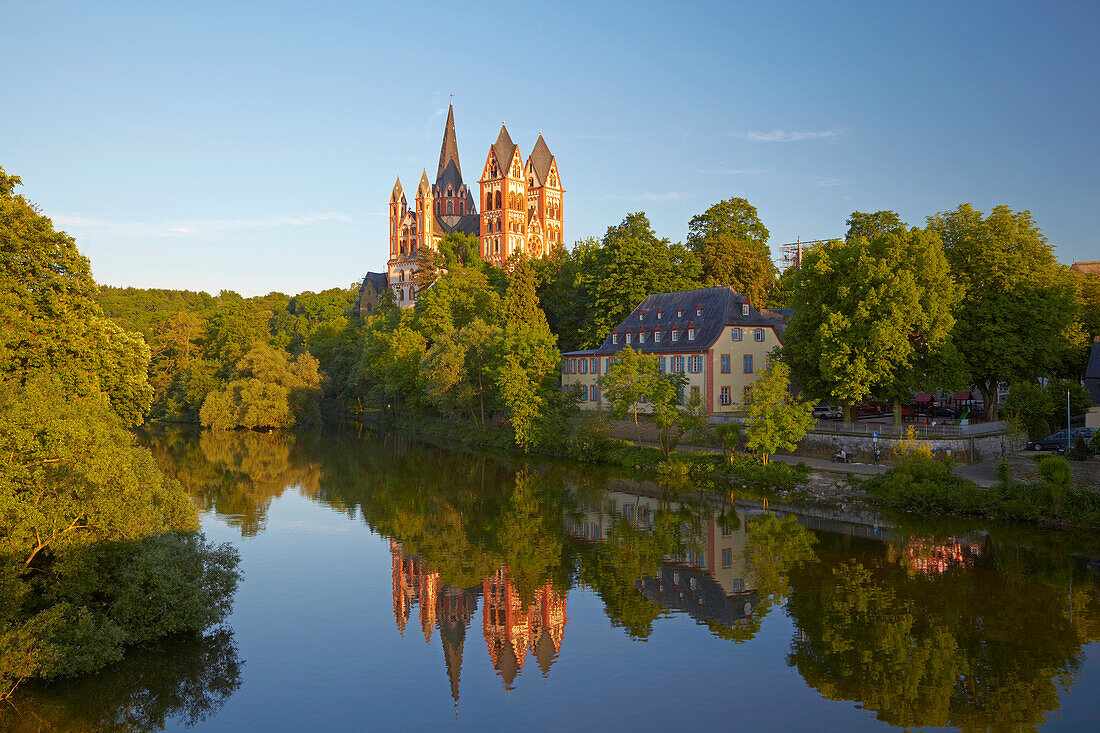 View from the Alte Lahnbruecke bridge across the river Lahn towards Limburg Cathedral, St. Georgs Cathedral, Limburg, Lahn, Westerwald, Hesse, Germany, Europe