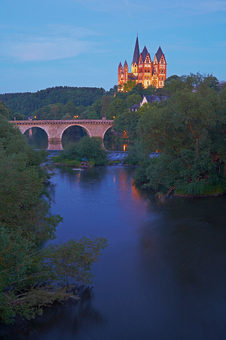 View of the Alte Lahnbruecke bridge and the river Lahn at Limburg cathedral in the evening, St. Georgs Cathedral, Limburg, Lahn, Westerwald, Hesse, Germany, Europe