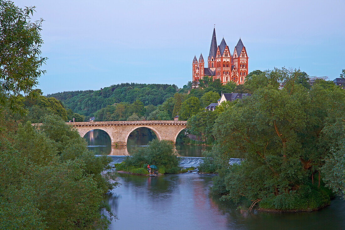 View of the Alte Lahnbruecke bridge and the river Lahn at Limburg cathedral, St. Georgs Cathedral, Limburg, Lahn, Westerwald, Hesse, Germany, Europe