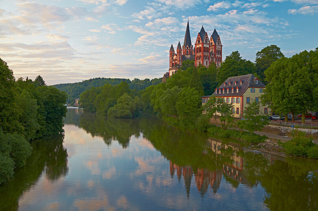 View from the Alte Lahnbruecke bridge across the river Lahn towards Limburg cathedral, St. Georgs Cathedral, Limburg, Lahn, Westerwald, Hesse, Germany, Europe