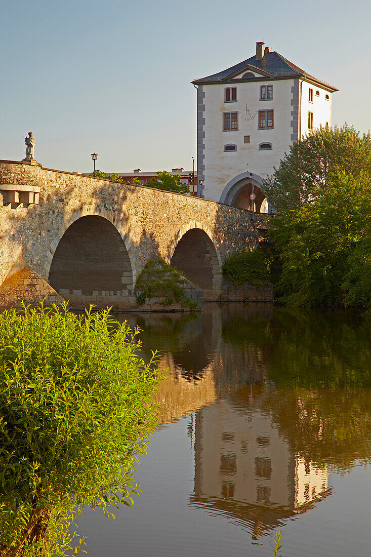Blick auf die Alte Lahnbrücke mit Brückenturm und die Lahn, Limburg, Westerwald, Hessen, Deutschland, Europa