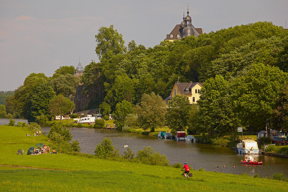 Lahn bei Diez, Schloß Oranienstein im Hintergrund, Diez, Westerwald, Rheinland-Pfalz, Deutschland, Europa
