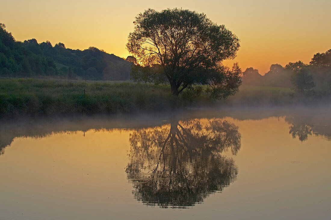 Sonnenaufgang an der Lahn bei Diez, Westerwald, Rheinland-Pfalz, Deutschland, Europa