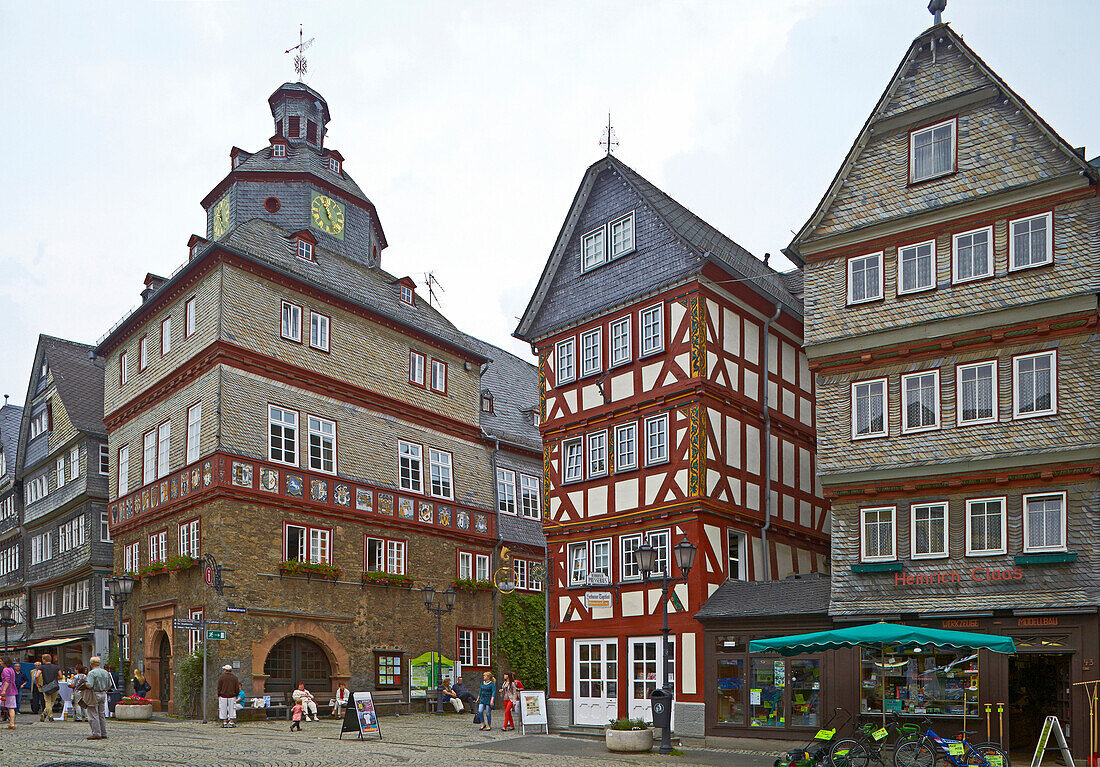 Rathaus und Fachwerkhäuser auf dem Marktplatz, Herborn, Westerwald, Hessen, Deutschland, Europa