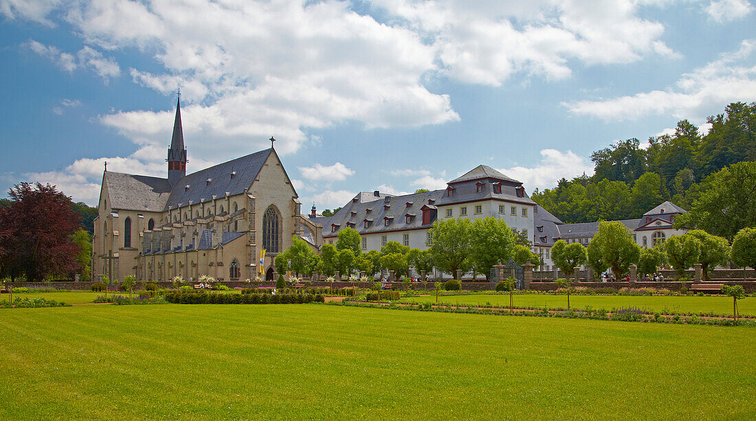 Abtei Marienstatt (13. Jh.) mit Kirche, Nistertal, Streithausen, Westerwald, Rheinland-Pfalz, Deutschland, Europa