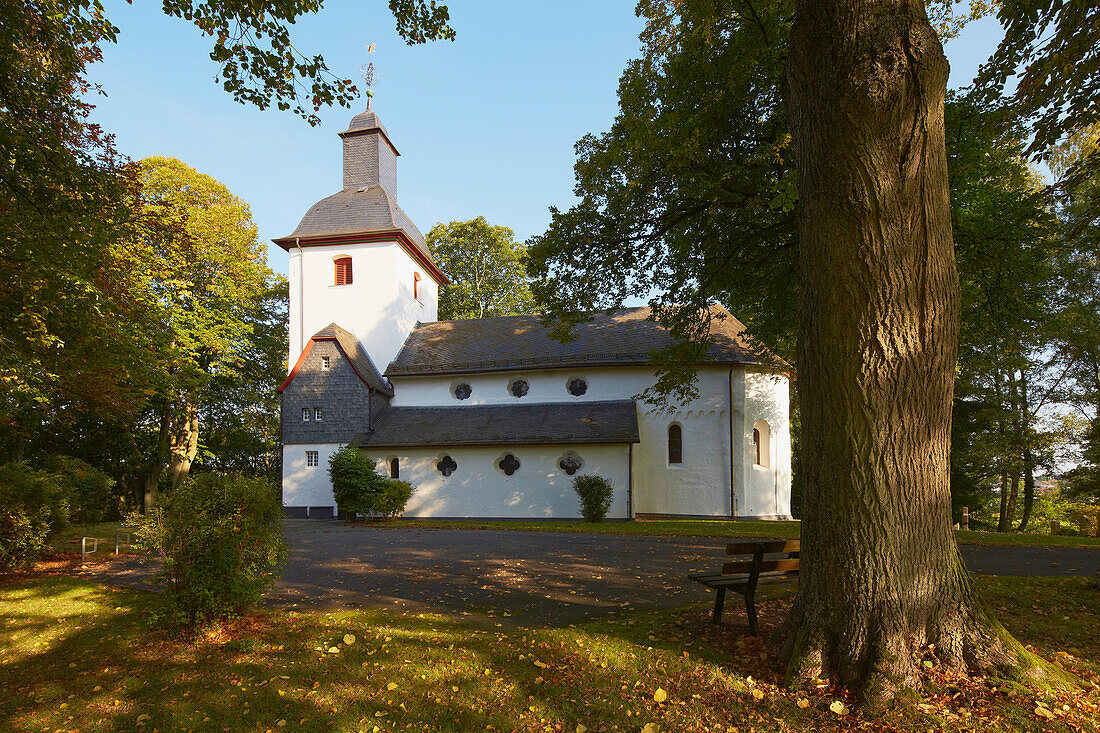 Spätromanische Pfeilerbasilika in Almersbach bei Altenkirchen, Westerwald, Rheinland-Pfalz, Deutschland, Europa