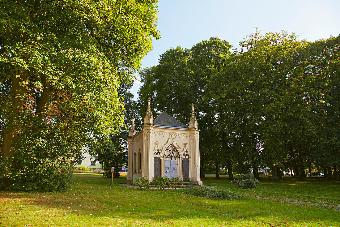 Mausoleum (1816) der Fürsten von Wied-Runkel; Ehemaliger Schloßpark, Dierdorf, Westerwald, Rheinland-Pfalz, Deutschland, Europa