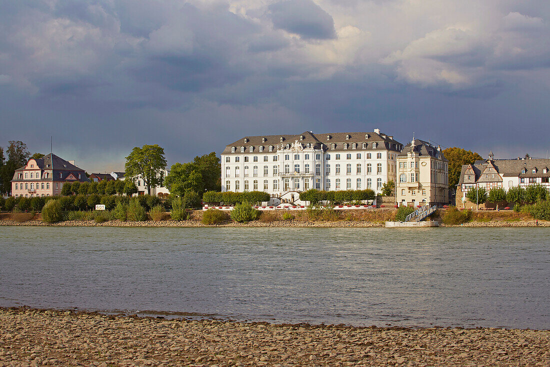 Blick auf Schloß Engers, Landesstiftung Villa Musica, Residenzschloß der Fürsten zu Wied, Neuwied-Engers, Rhein, Rheinland-Pfalz, Deutschland, Europa