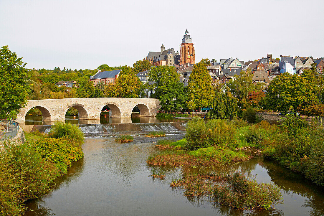 Blick über alte Steinbogenbrücke auf die Altstadt von Wetzlar mit Dom (13. - 15. Jh), Wetzlarer Dom, Lahn, Westerwald, Hessen, Deutschland, Europa