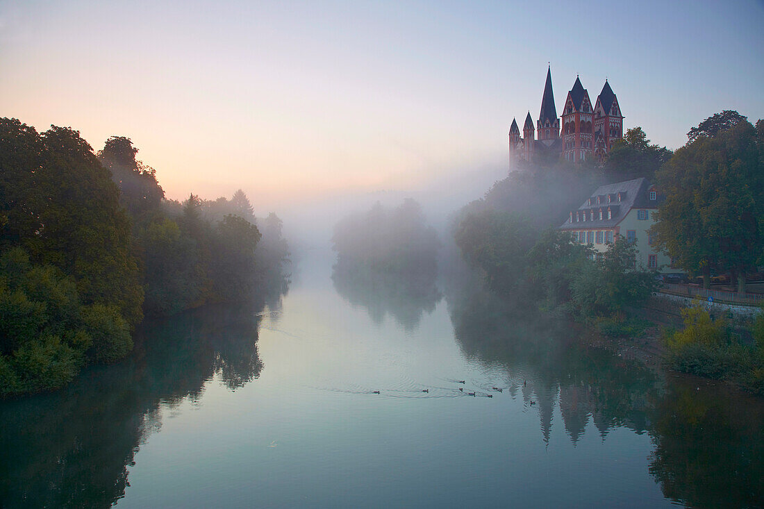 View from the Alte Lahnbruecke bridge across the river Lahn to Limburg cathedral in the early morning, St. Georgs Cathedral, Limburg, Westerwald, Hesse, Germany, Europe