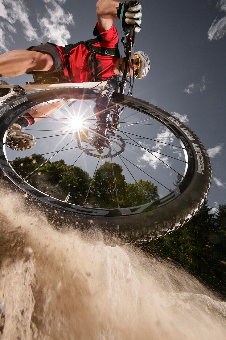 Mountainbiker im Gelände, Eckbauer, Garmisch-Partenkirchen, Bayern, Deutschland