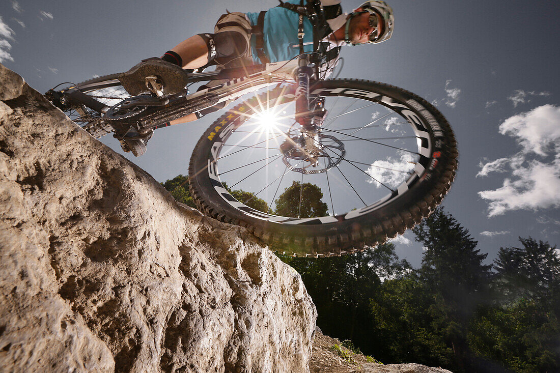 Mountainbiker im Gelände, Eckbauer, Garmisch-Partenkirchen, Bayern, Deutschland