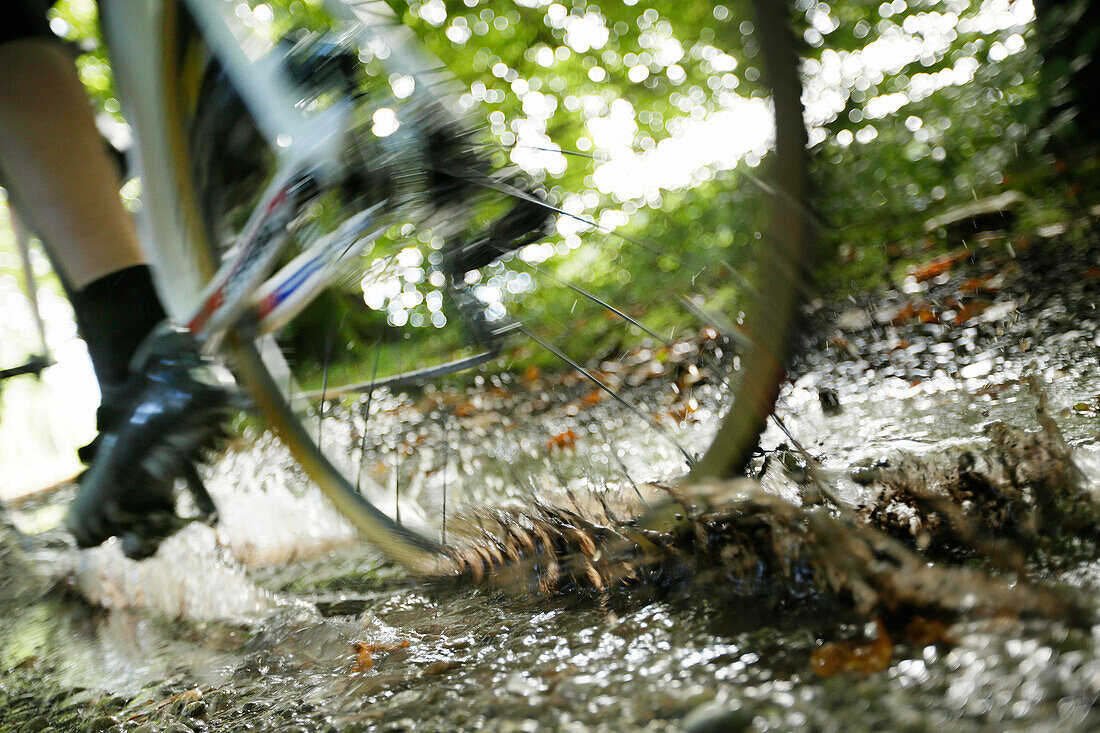 Mann bei einer Cyclocross-Tour im Herbst, Nahaufnahme Rad, Oberambach, Münsing, Bayern, Deutschland