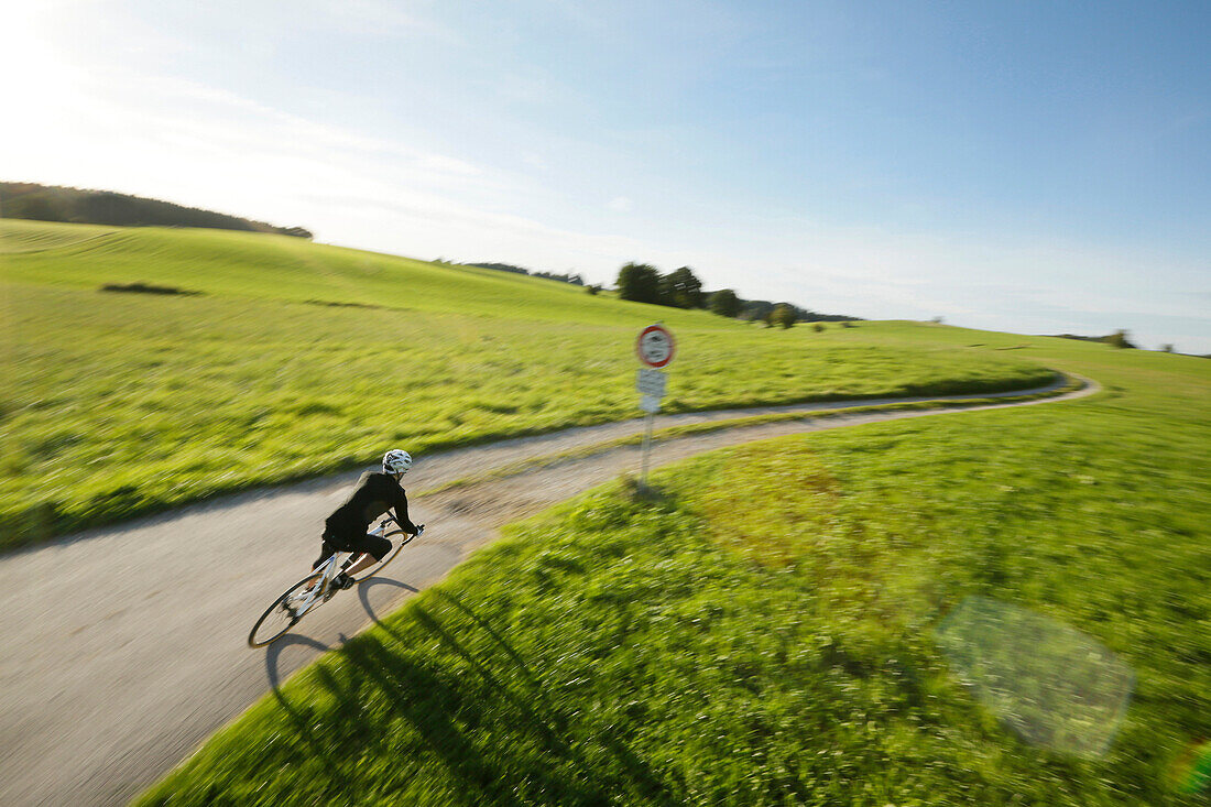 Mann bei einer Cyclocross-Tour im Herbst, Oberambach, Münsing, Bayern, Deutschland