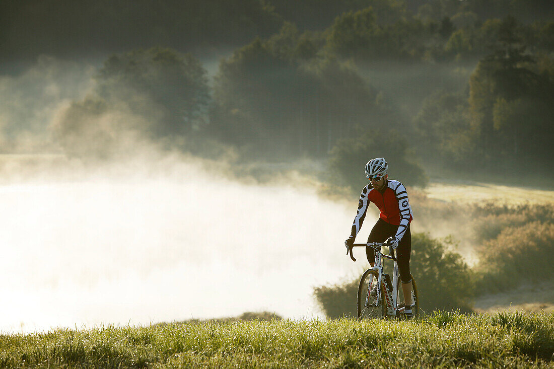 Mann bei einer Cyclocross-Tour im Herbst, Degerndorf, Münsing, Bayern, Deutschland