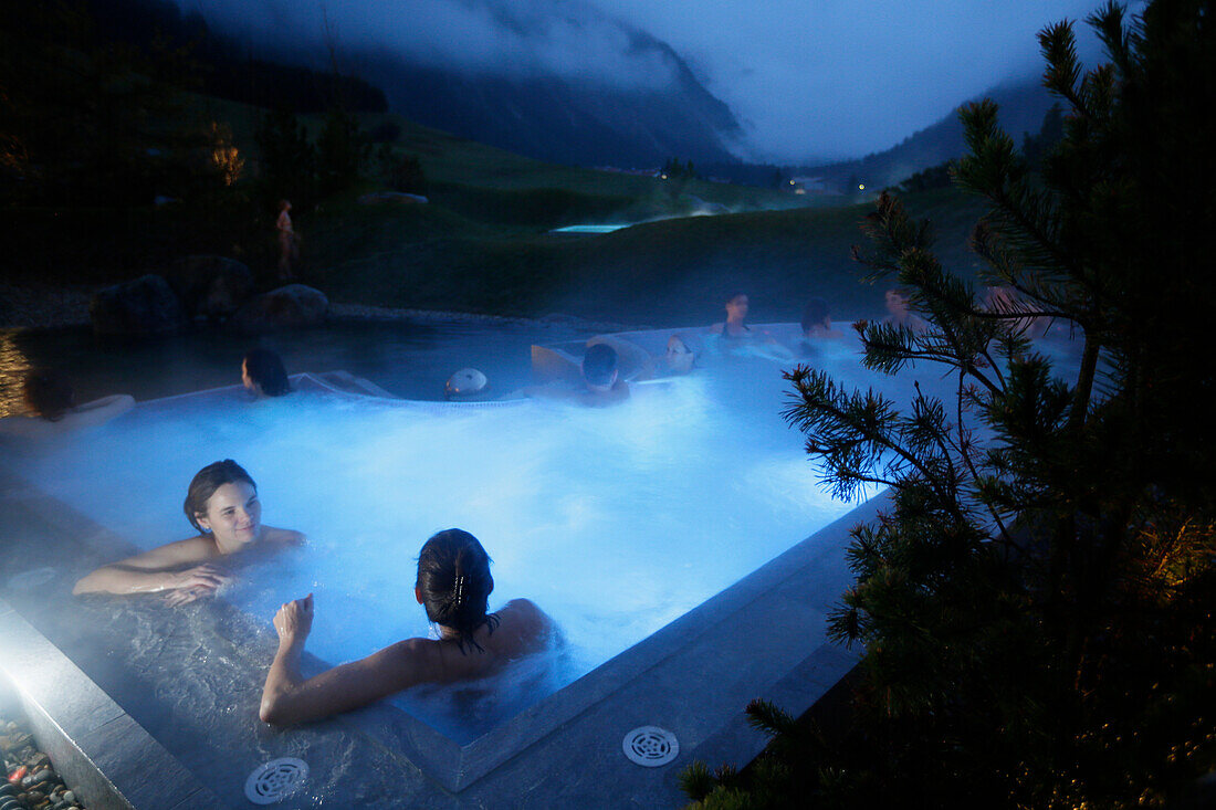 Hotelgäste im Solewhirlpool, Hotel Jungbrunn, Tannheim, Tannheimer Tal, Tirol, Österreich