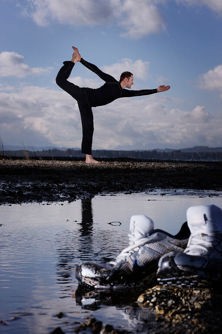 Läufer macht Yogaübungen, Ambach, Münsing, Bayern, Deutschland