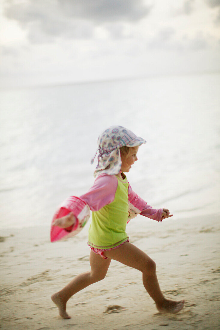 Mädchen läuft am Strand entlang, Biyadhoo Island, Süd-Male-Atoll, Malediven
