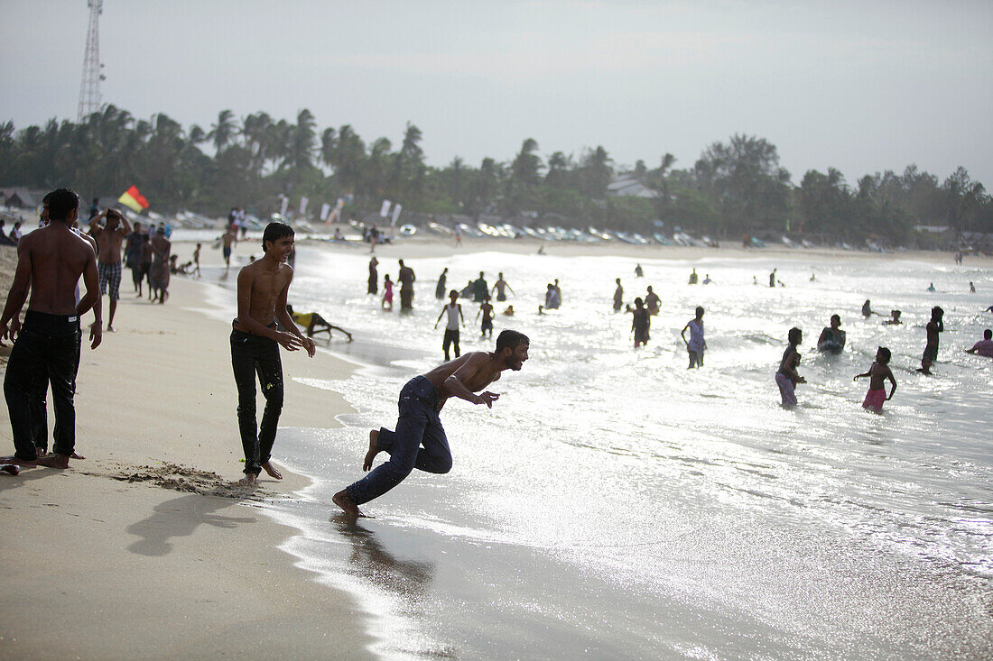 Personen am Strand, Arugam Bay, Ampara Distrikt, Sri Lanka
