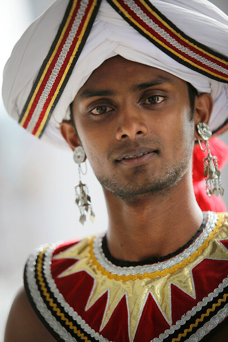 Mann in traditioneller Kleidung, Kandy, Zentralprovinz, Sri Lanka