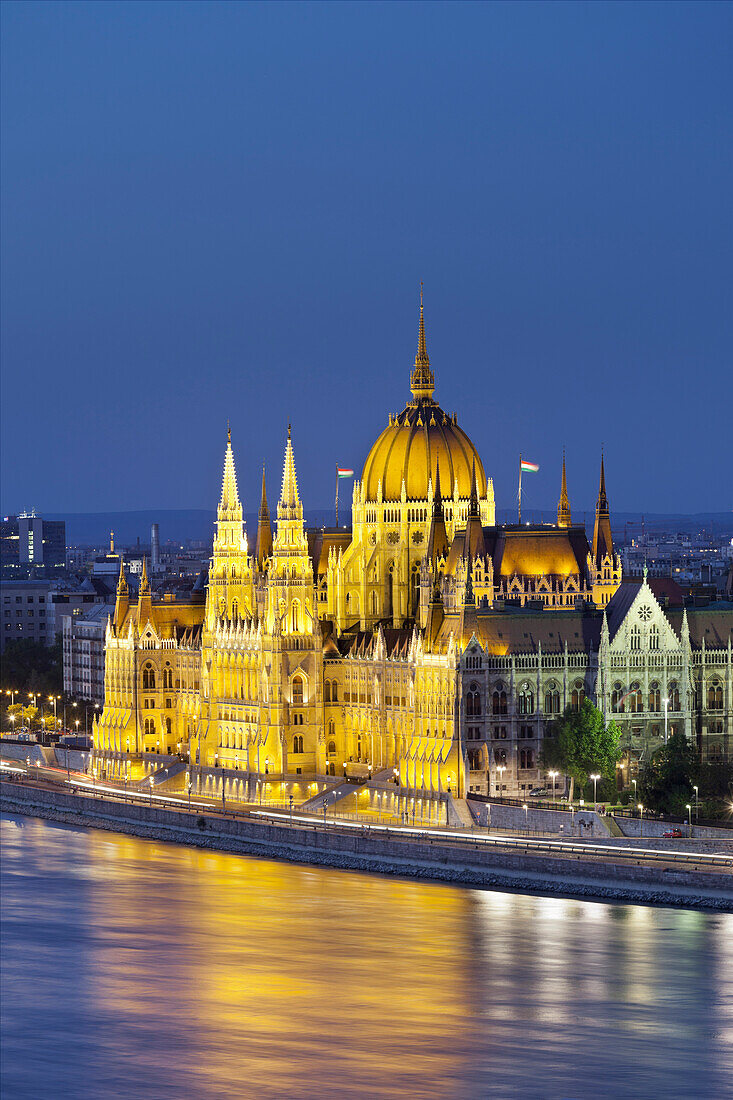 Parlament in der Nacht am Donaufer, Kossuth Lajos ter, Donau, Buda, Budapest, Ungarn