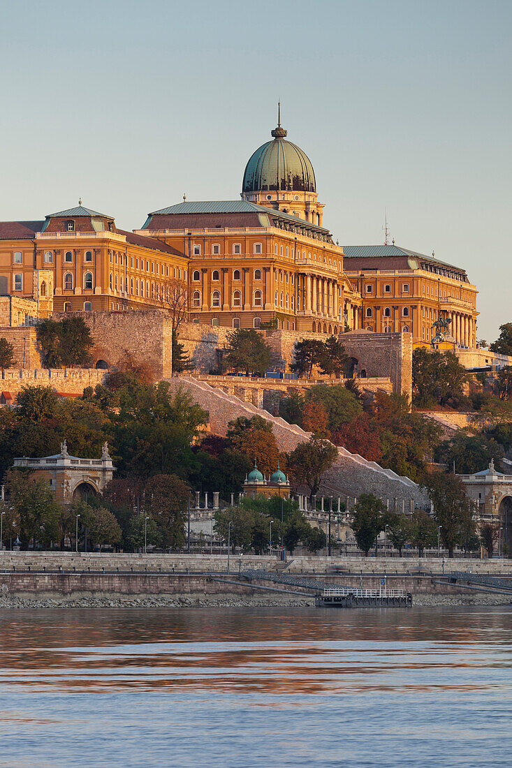 Burgpalast am Donauufer, Buda, Budapest, Ungarn