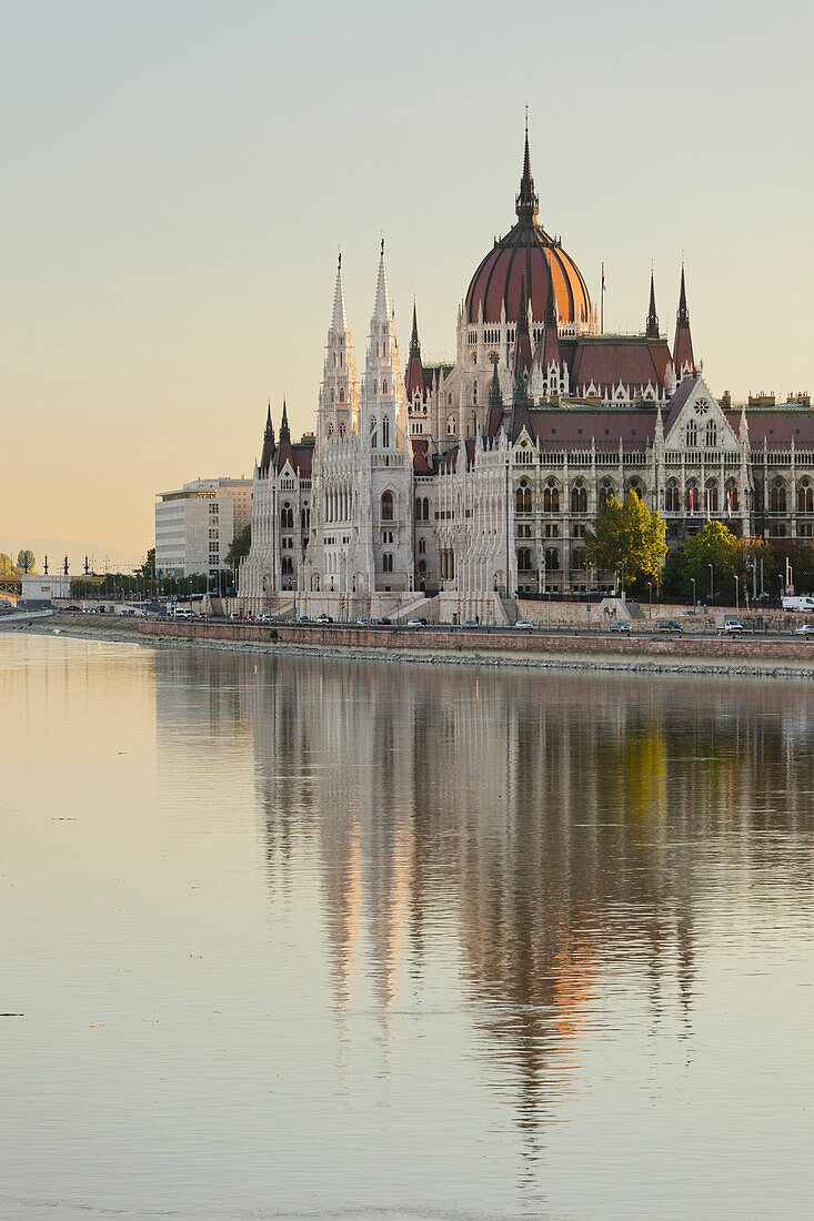 Spiegelung im Wasser, Parlament am Abend, Kossuth Lajos ter, Donau, Budapest, Ungarn