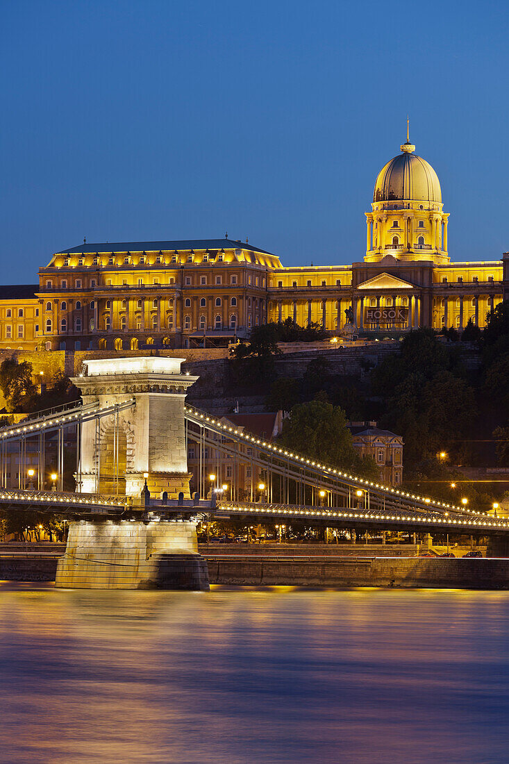 Kettenbrücke mit Burgpalast am Abend, Buda, Donau, Budapest, Ungarn