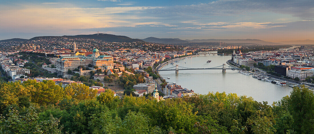 View from the citadel von der Zitadelle, Burgpalast, Kettenbrücke, Donau, Budapest, Ungarn