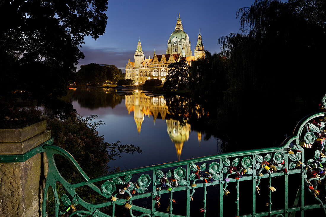 New Town Hall at night with reflection, Neues Rathaus, Maschteich, Maschpark, Hannover, Lower Saxony, Germany
