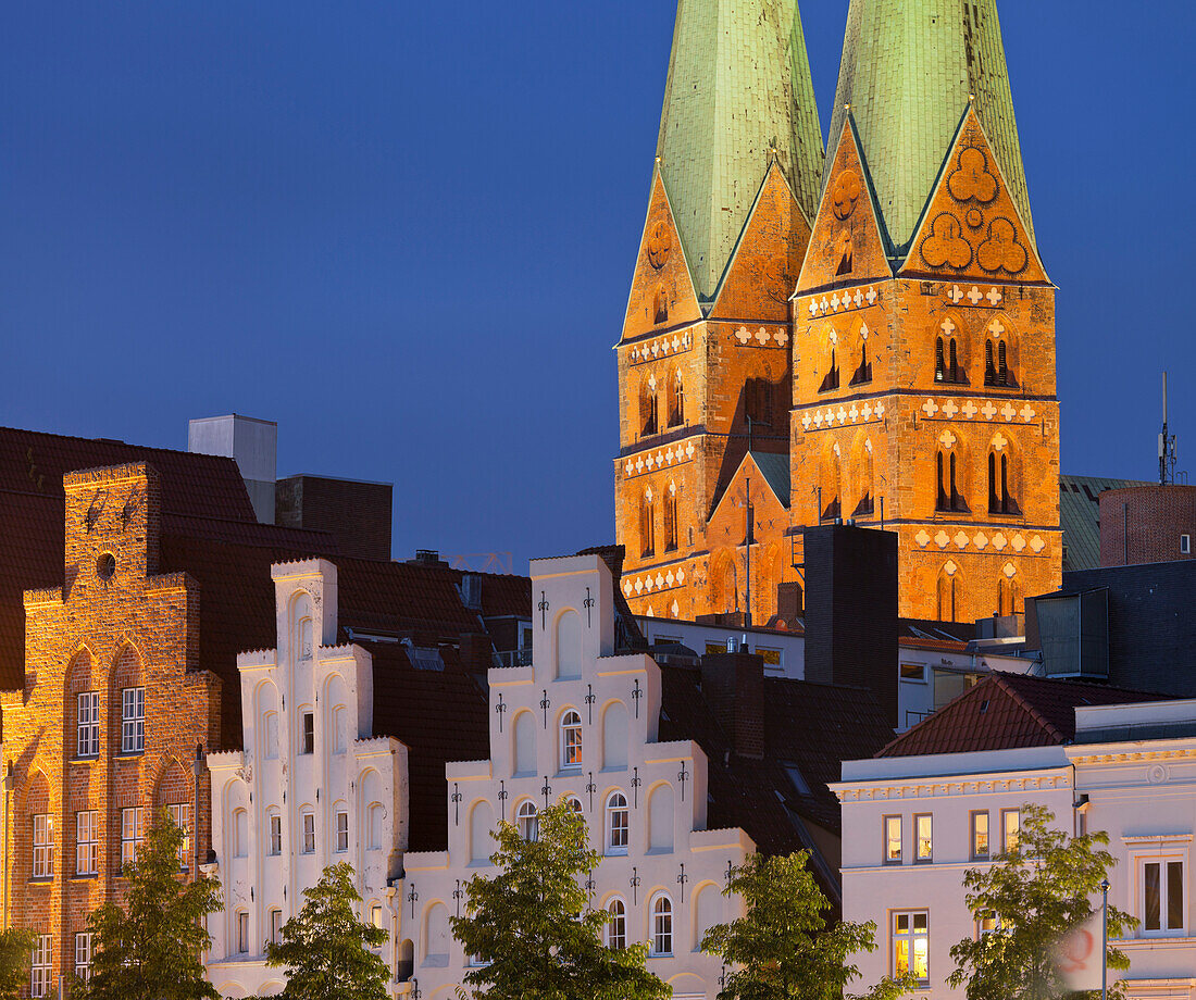 Treppengiebelhäuser und Marienkirche bei Nacht, Lübeck, Schleswig-Holstein, Deutschland