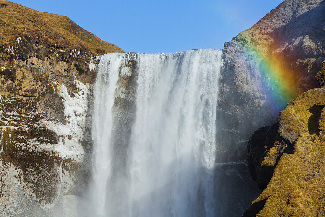Skógafoss Wasserfall mit Regenbogen, Skógar, Ostisland, Island