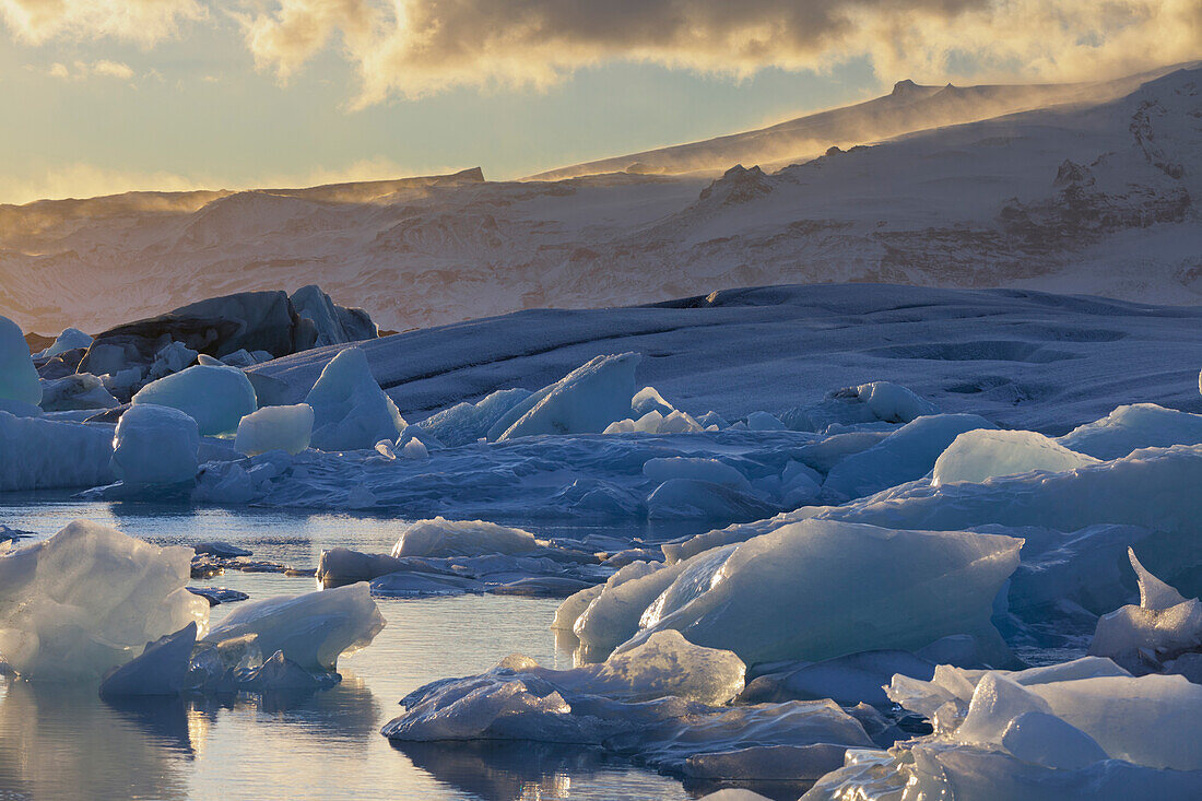 Eisberge in der Gletscherlagune Jökulsarlon, Ostsisland, Island