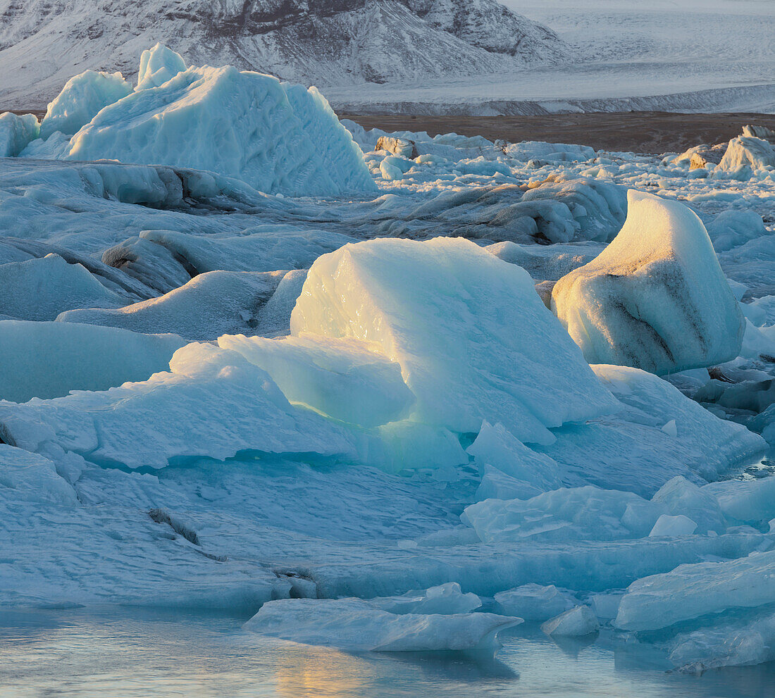 Eisberge in der Gletscherlagune Jökulsarlon, Ostsisland, Island