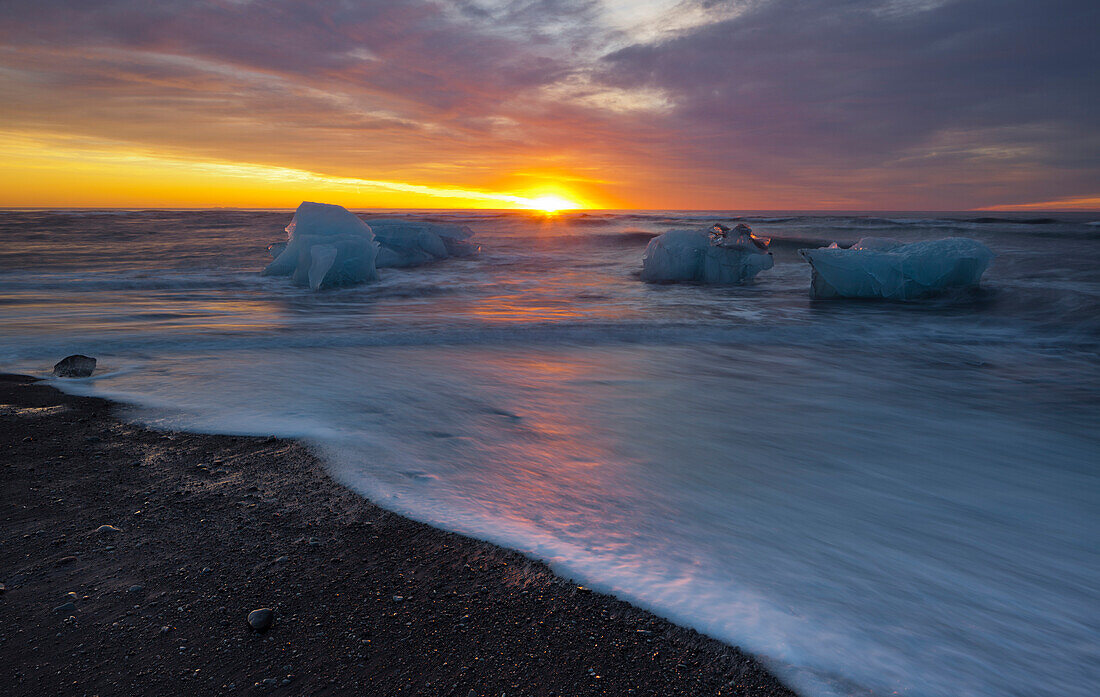 Eisbrocken am Strand bei der Gletscherlagune Jökulsárlon, Ostisland, Island