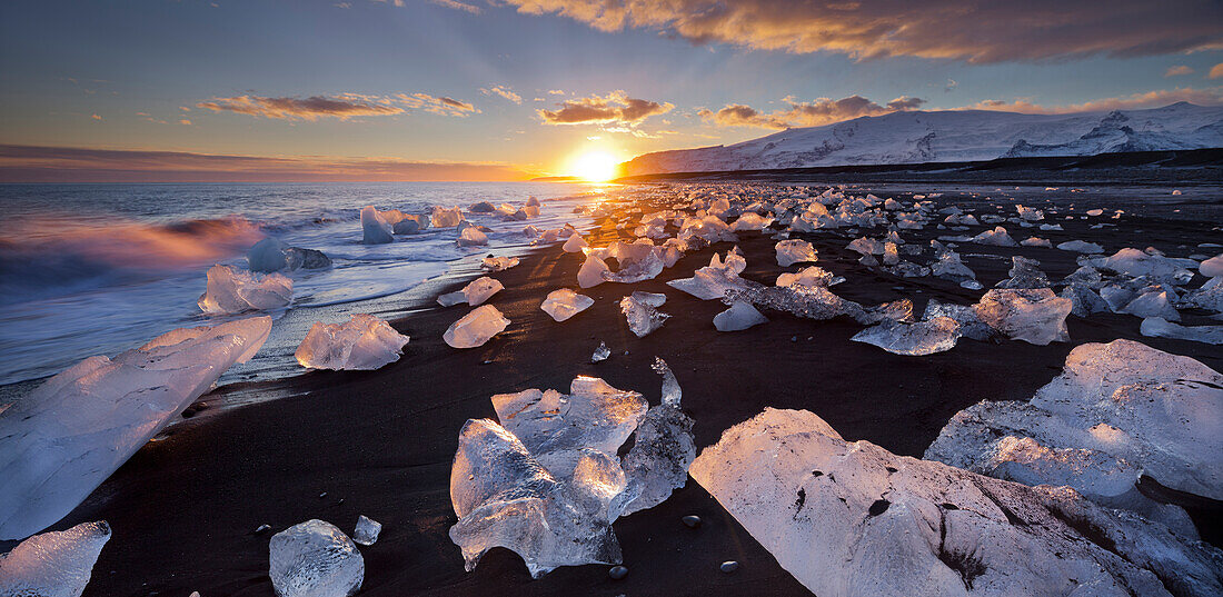 Eisbrocken am Strand nahe der Gletscherlagune Jökulsárlon, Öraefajökull, Ostisland, Island