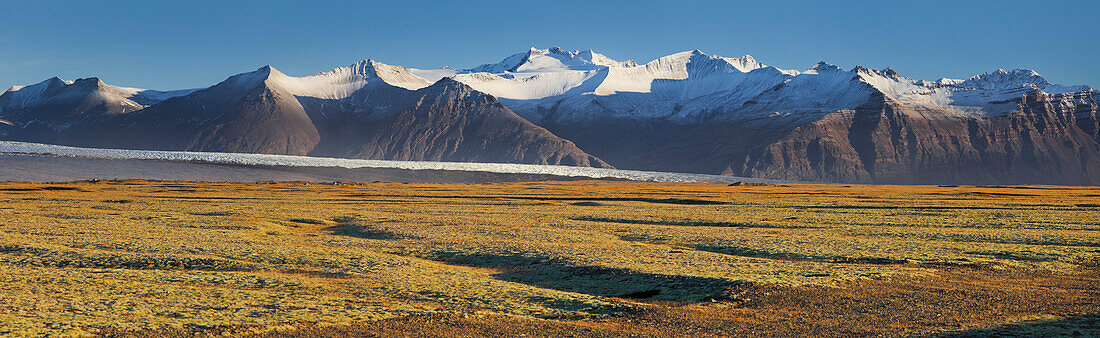 Breidamerkurjökull, eine große Gletscherzunge des Vatnajökull, Prestfell, Midfellstindur, Sudursveit, Ostisland, Island