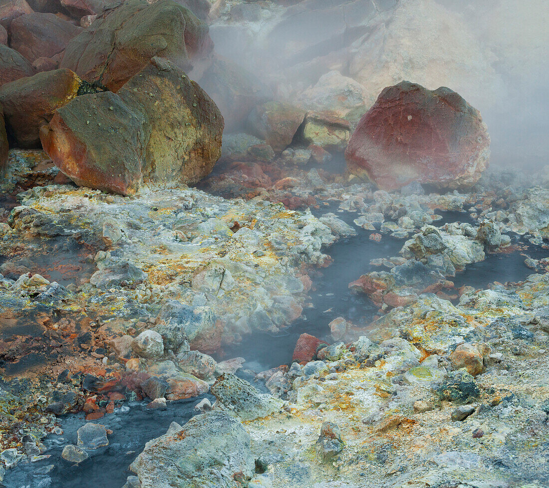 Dampf am Schwefelloch von Krisuvik, Reykjanes, Island