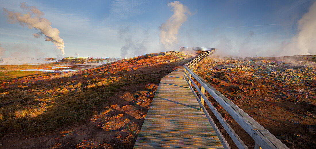 Geothermale Quellen bei Gunnuhver, Holzsteg, Reykjanes, Island