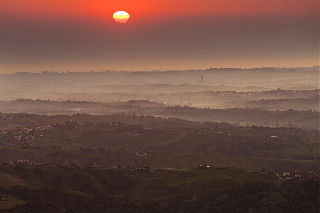 Blick vom Monte Titano über San Marino und Emilia Romagna, Italien