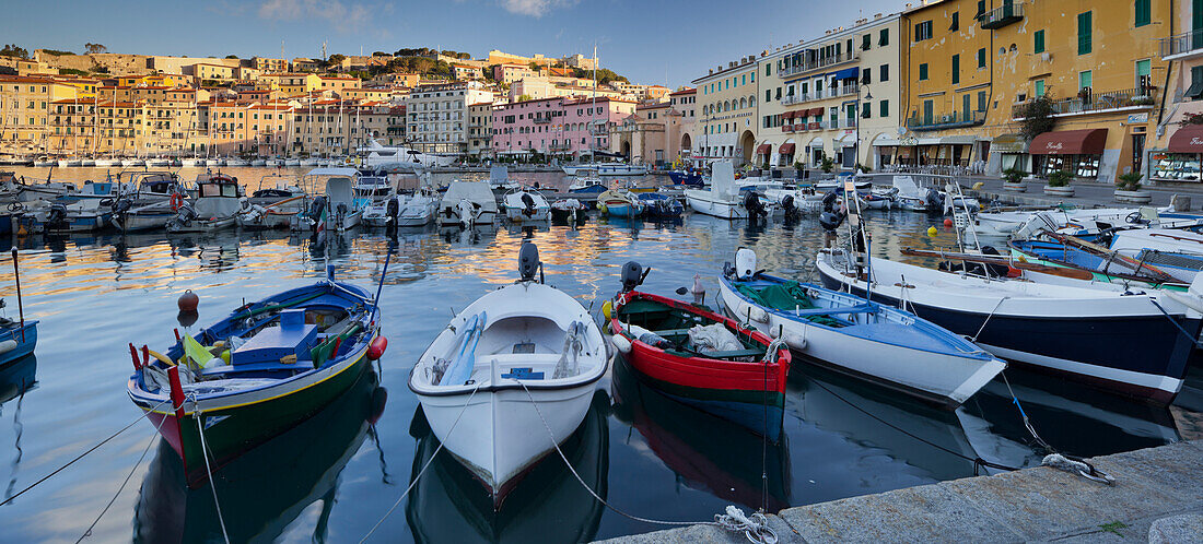Boote im Hafen von Portoferraio, Elba, Toskana, Italien