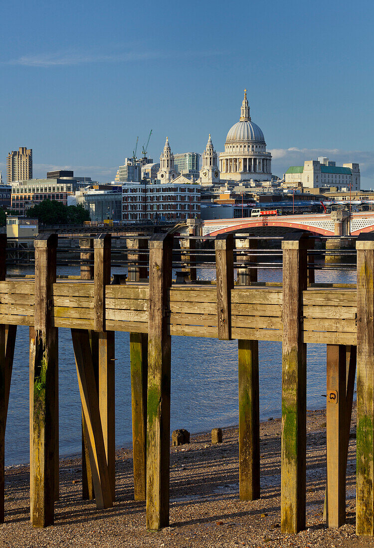 Pier vor der Blackfriars Bridge mit St Pauls Cathedral im Hintergrund, London, England