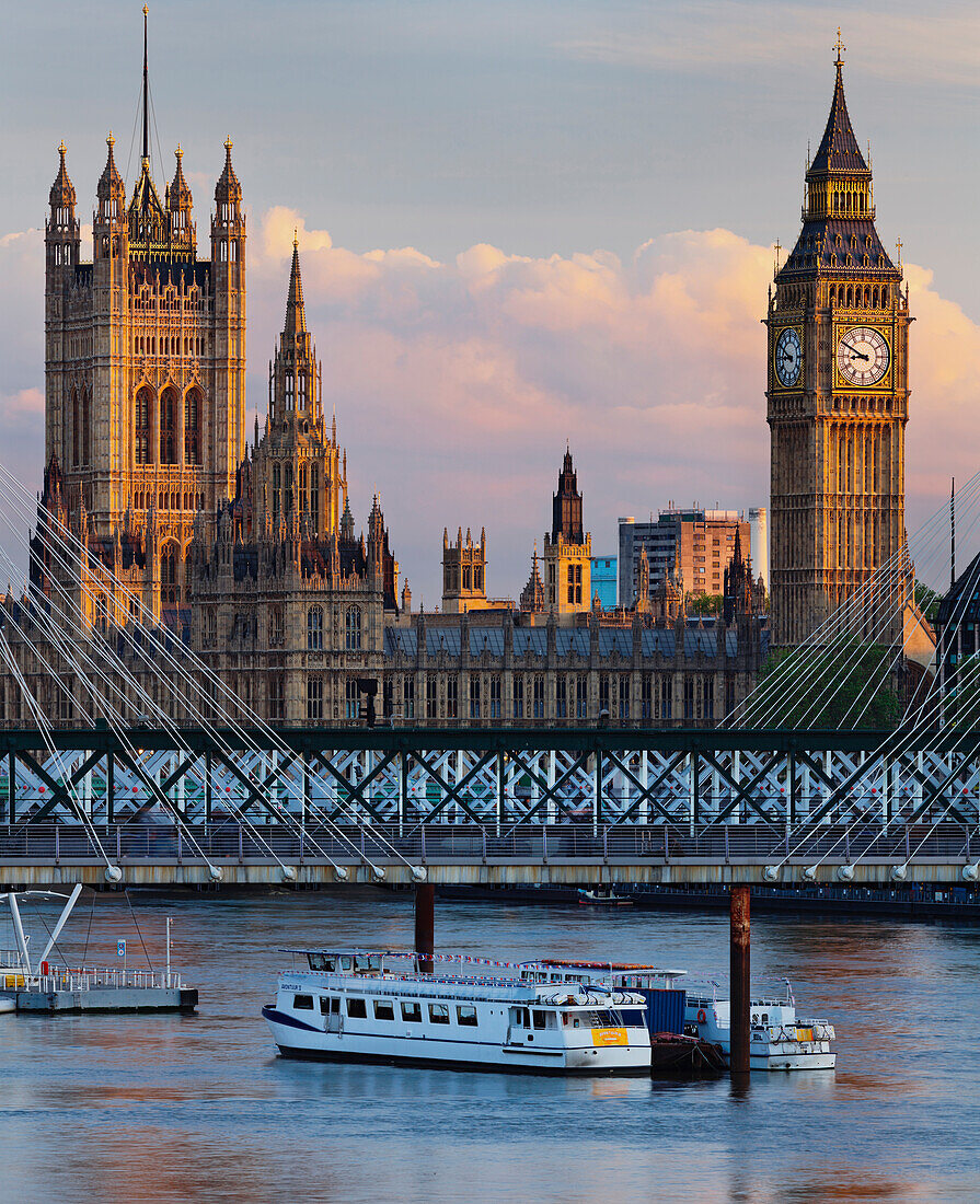 Westminster Palace mit Big Ben und Hungerford Bridge, London, England