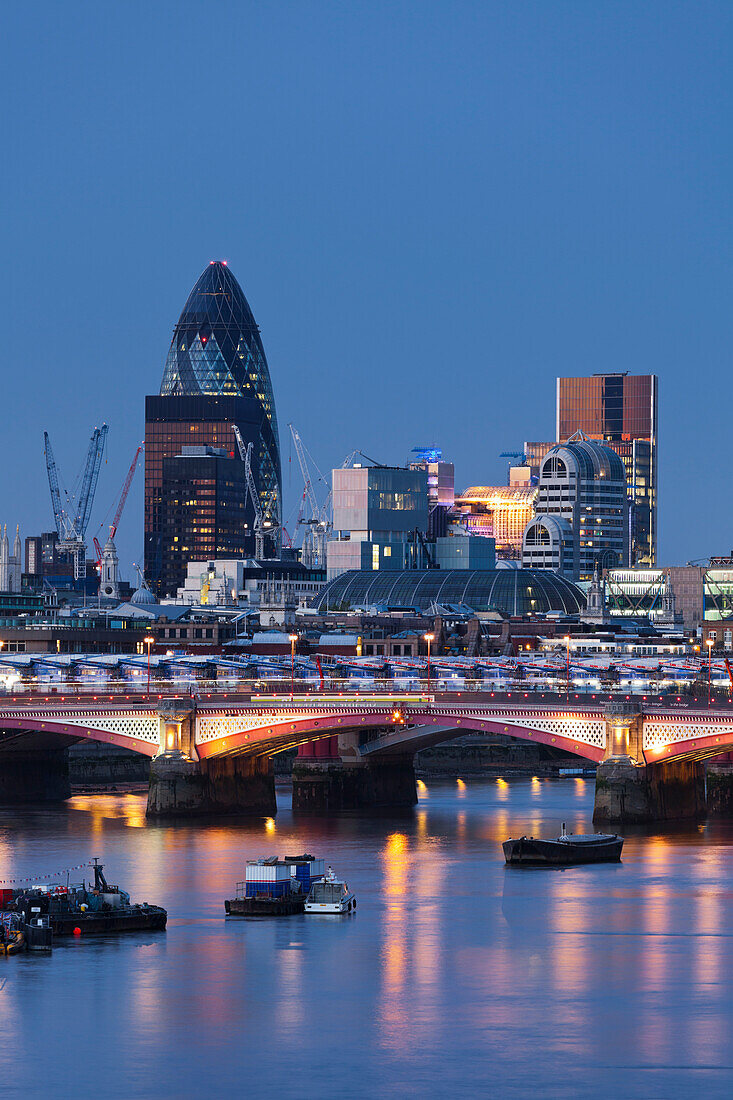 London Skyline with office buildings and the Blackfriars Bridge am Abend, Themse, City of London, England
